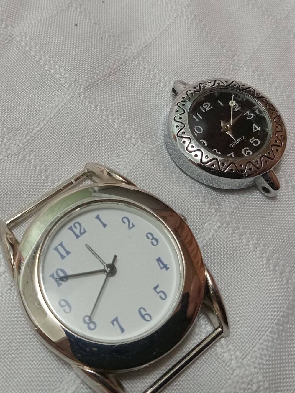 Two vintage watches without bracelet for DIY projects - Will need battery